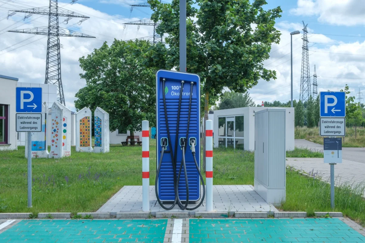Stacje ładowania dla firm: przewodnik po rozwiązaniach dla przedsiębiorstw